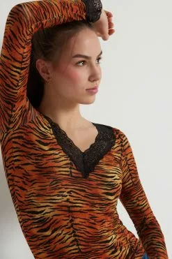 Tezenis V Neck Long Sleeve Top With Lace 7 Tezenis V Neck Long Sleeve Top With Lace -Outlet Tops Store 1ML17DT303V M